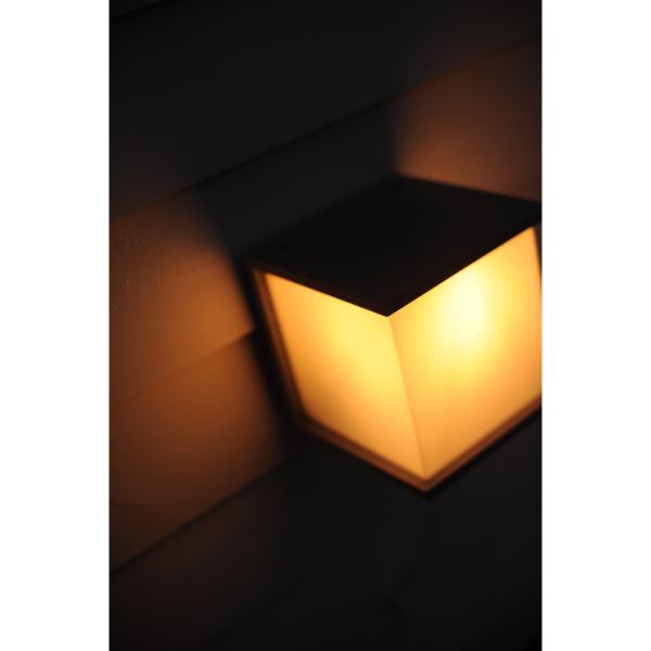 Lampa ścienna Lutec 5184601118 Box Cube we wnętrzu